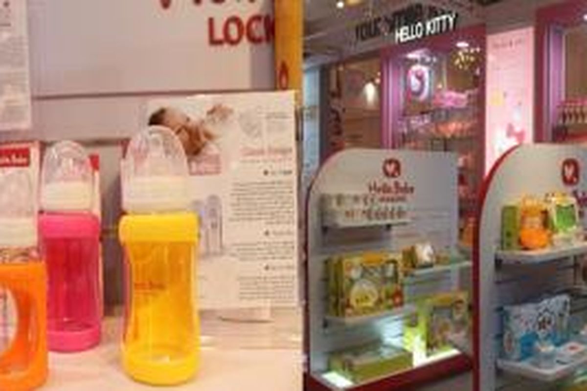 Botol susu yang terbuat dari kaca tahan guncangan dari Hello Bebe (kiri) dan stand Lock & Lock di ajang pameran IMBEX 2013 di JCC Jakarta.