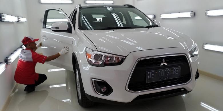 Aktivitas di bengkel bodi dan cat Mitsubishi di Lampung.