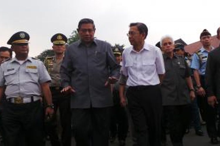 Presiden Susilo Bambang Yudhoyono dan Wakil Presiden Boediono saat meninjau Terminal Kampung Rambutan