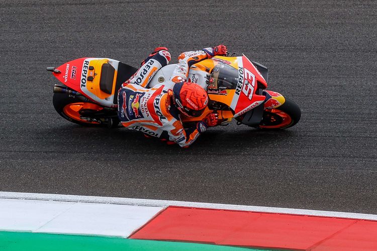 Pebalap Repsol Honda Team, Marc Marquez memacu sepeda motornya saat sesi latihan bebas 4 MotoGP seri Pertamina Grand Prix of Indonesia 2022 di Pertamina Mandalika International Street Circuit, Lombok Tengah, NTB, Sabtu (19/3/2022).