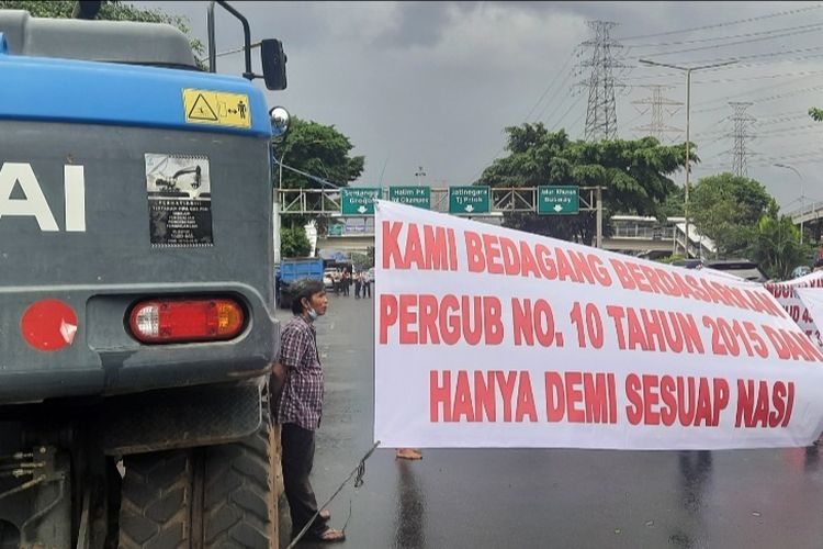 Puluhan pedagang kaki lima (PKL) menolak direlokasi dari tempat mereka berjualan di trotoar depan Rumah Sakit (RS) UKI, Cawang, Jakarta Timur.