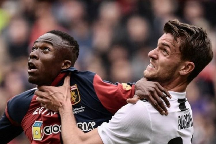 Daniele Rugani mencoba menahan laju Cristian Kouame yang hendak menyambut bola pada pertandingan Genoa vs Juventus di Stadion Luigi Ferraris dalam lanjutan Serie A, Liga Italia, 17 Maret 2019. 