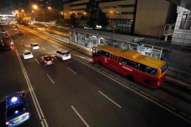 Bus transjakarta yang melayani angkutan malam hari (amari) tengah menaikkan penumpang di Halte Sarinah, Jakarta Pusat, Selasa (3/6/2014). Terkait rencana pengoperasian bus selama 24 jam, Unit Pengelola (UP) Transjakarta telah resmi mengoperasikan 18 armada transjakarta amari sejak 1 Juni.