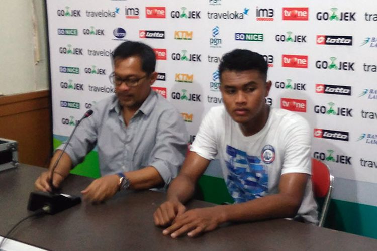 Pelatih Arema FC Aji Santoso (kiri) dan Junda Irawan selepas pertandingan kontra Persela Lamongan, Minggu (21/5/2017) malam.