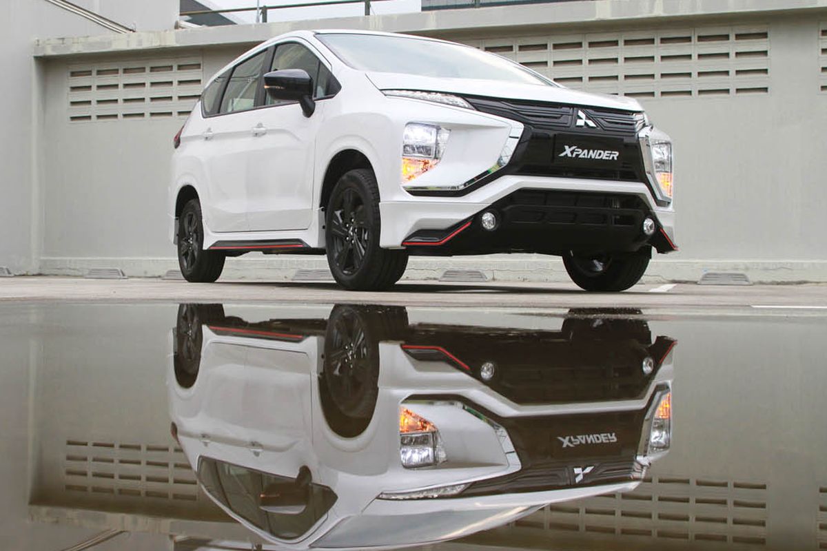 Mitsubishi Xpander Black Edition hadir dalam dua varian transmisi yakni manual dan AT. Mitsubishi menawarkan dua pilihan warna yakni quartz white pearl dan jet black mica. Xpander Black Edition dibanderol Rp 257,1 juta untuk transmisi manual dan Rp 267,5 juta untuk varian AT
