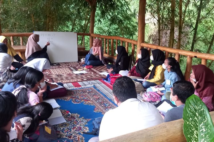 Suasana yang asri Sekolah Alam Sobyor yang didirikan oleh Luhur Suseno