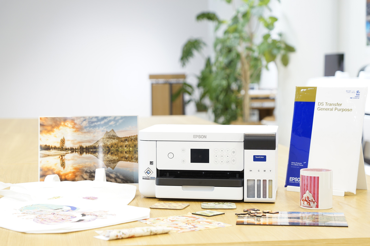 Printer Epson SureColor F130 untuk cetak gambar digital di atas media tekstil atau permukaan rigid.