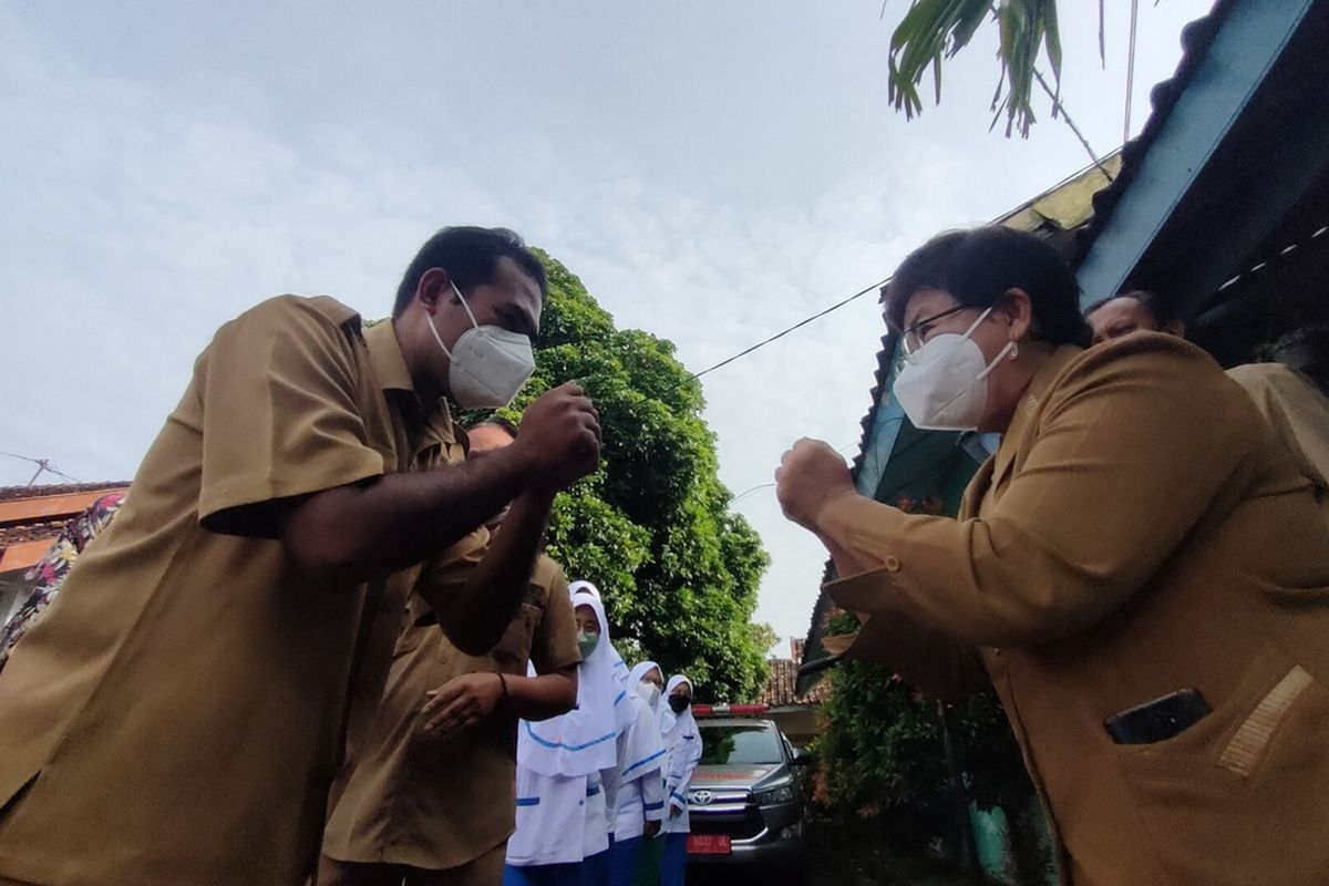 Kepala Puskesmas I Sentolo, Dokter Renny Lo, merayakan Imlek atau tahun baru China dengan membagi pada masing-masing pegawai sebuah paket kecil berisi kue keranjang dan makanan serba manis di Puskesmas I Sentolo, Kapanewon Sentolo, Kabupaten Kulon Progo, Daerah Istimewa Yogyakarta.