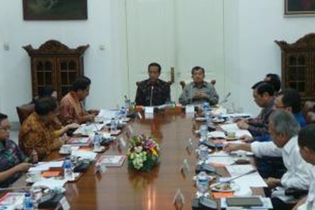 Suasana saat Presiden Joko Widodo memimpin rapat terbatas bersama sejumlah menteri Kabinet Kerja di Istana Bogor, Jawa Barat, Senin (16/2/2015).