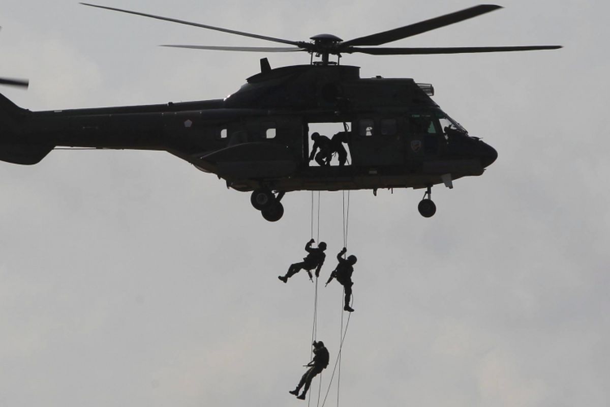 Latihan Angkasa Yudha 2012
Prajurit Paskhas TNI AU memeragakan simulasi SAR tempur pada Latihan Manuver Lapangan Angkasa Yudha 2012 di Tanjung Pandan, Pulau Belitung, Bangka Belitung, Selasa (23/10). Latihan tersebut meliputi lima operasi udara, yaitu operasi serangan udara strategis, lawan udara ofensif, pertahanan udara, operasi informasi, dan operasi dukungan udara. Manuver lapangan ini melibatkan pesawat tempur, helikopter, pesawat angkut, pesawat intai dan pasukan TNI AU.