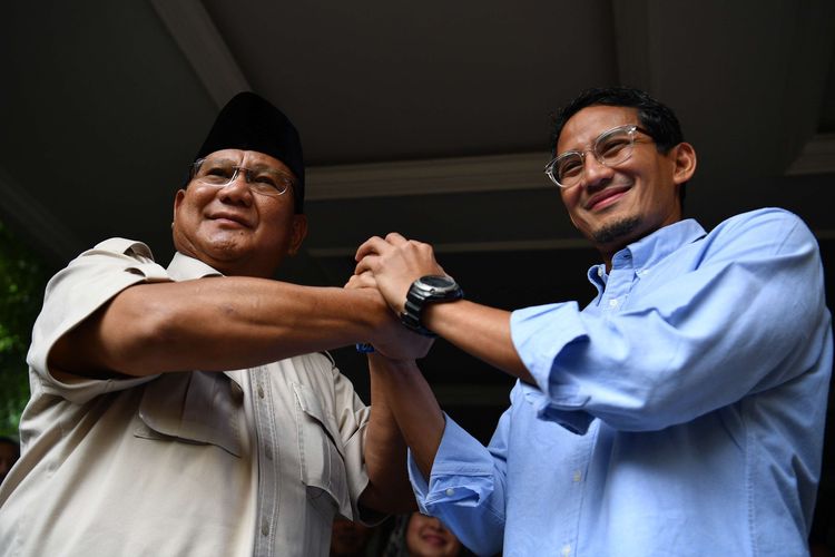 Calon Presiden dan Calon Wakil Presiden nomor urut 02 Prabowo Subianto (kiri) dan Sandiaga Uno berjabat tangan seusai memberikan keterangan pers di kediaman Prabowo, Kertanegara, Jakarta Selatan, Selasa (21/5/2019). Pasangan Prabowo Subianto dan Sandiaga Uno menolak hasil rekapitulasi KPU dan memutuskan untuk mengajukan gugatan ke Mahkamah Konstitusi (MK).