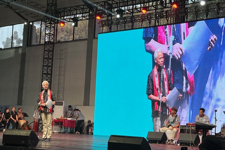 Bakal calon presiden dari Partai Demokrasi Indonesia Perjuangan (PDI-P) Ganjar Pranowo mendapatkan dukungan dari sejumlah rakyat Maluku dalam deklarasi yang digelar di Basket Hall, Senayan, Jakarta Pusat, Minggu (29/10/2023).