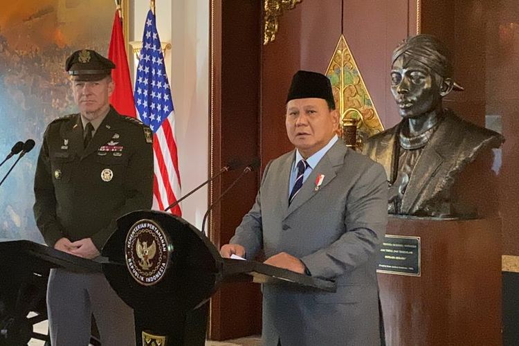 Menteri Pertahanan Prabowo Subianto menerima kunjungan Chief of Staff of the United States Army atau Kepala Staf Angkatan Darat AS, General James C. McConville di Kantor Kementerian Pertahanan, Jakarta, Jumat (12/5/2023) sore.