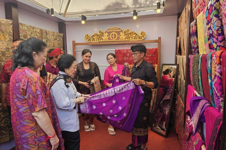 Presiden ke-5 RI, Megawati Soekarnoputri mengunjungi Festival Buleleng 2025 di Kota Singaraja, Kabupaten, Provinsi Bali, Sabtu (23/8/2025).