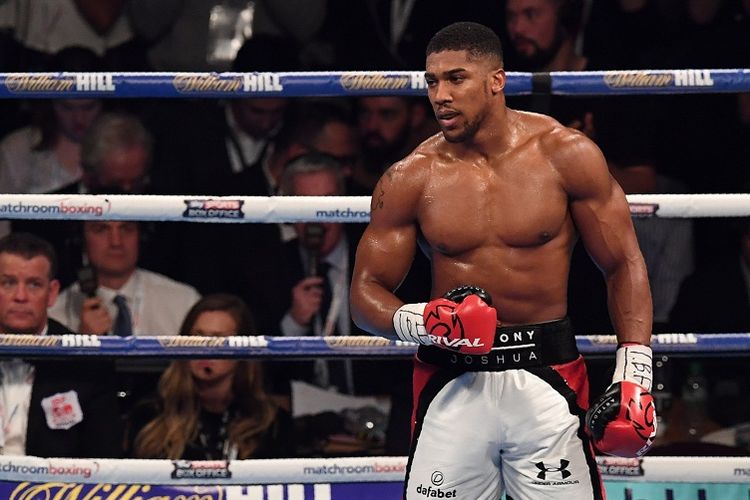 Petinju asal Inggris, Anthony Joshua, merayakan keberhasilan saat mengalahkan petinju Amerika Serikat, Eric Molina, di Manchester, Inggris, 10 Desember 2016.