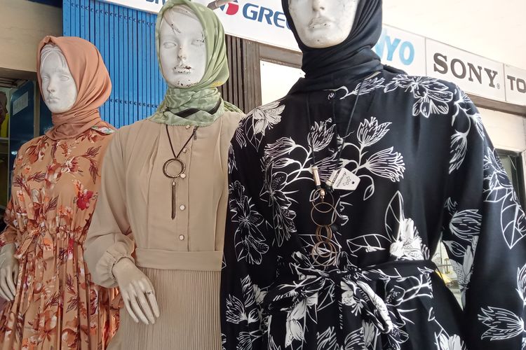 Model gamis dan hijab di salah satu toko busana muslim di Pasar Sudirman, Pontianak, Kalimantan Barat, Selasa (2/1/2024)