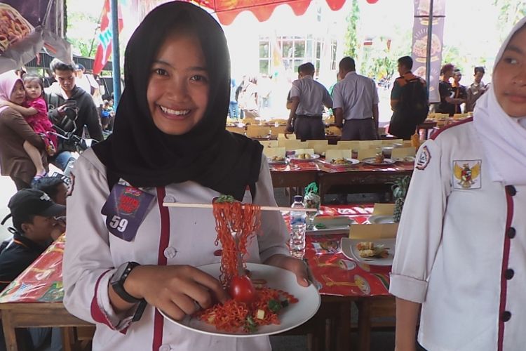 Lomba menu berbahan dasar mi instan di halaman SMK N 1 Bawen, Kabupaten Semarang, Jawa Tengah, Jumat (17/3/2017) siang.