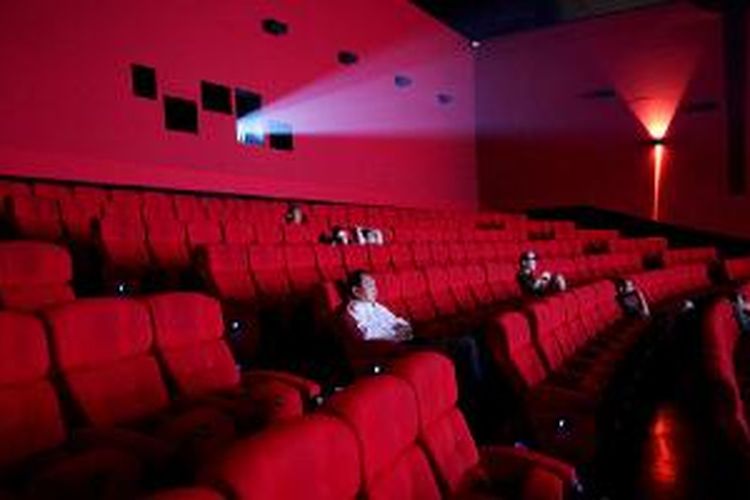 Pengunjung menikmati film di Blitzmegaplex Mall of Indonesia, Kelapa Gading, Jakarta Utara, Rabu (13/8/2014). Penonton akan menikmati tayangan film dari layar lebar dengan kualitas gambar dan suara yang amat baik.