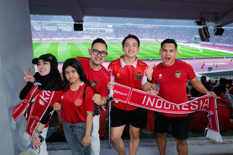 Crazy Rich Gilang Widya Pramana bersama istrinya Shandy Purnamasari, putri sulungnya Felicia Lasha Zafeera dan dua influencer Divo Sashendra dan Domi Stupa foto bersama disela-sela menyaksikan pertandingan FIFA Matchday antara Indonesia vs Argentina yang berakhir dengan skor 0-2 di Stadion Utama Gelora Bung Karno (SUGBK) Jakarta, Senin (19/6/2023) malam.