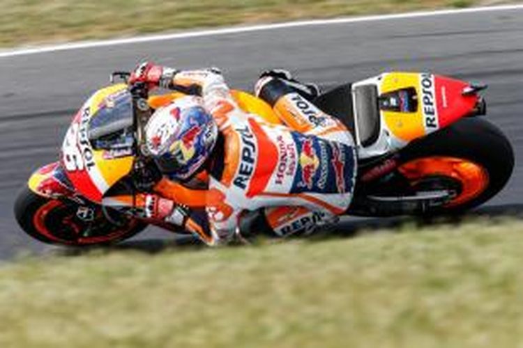 Pebalap Repsol Honda asal Spanyol, Dani Pedrosa, memacu motornya pada sesi kualifikasi GP Australia di Sirkuit Phillip Island, Sabtu (17/10/2015).