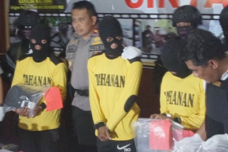 Pelaku pembakaran dua sekolah dasar di Palangkaraya diamankan polisi.