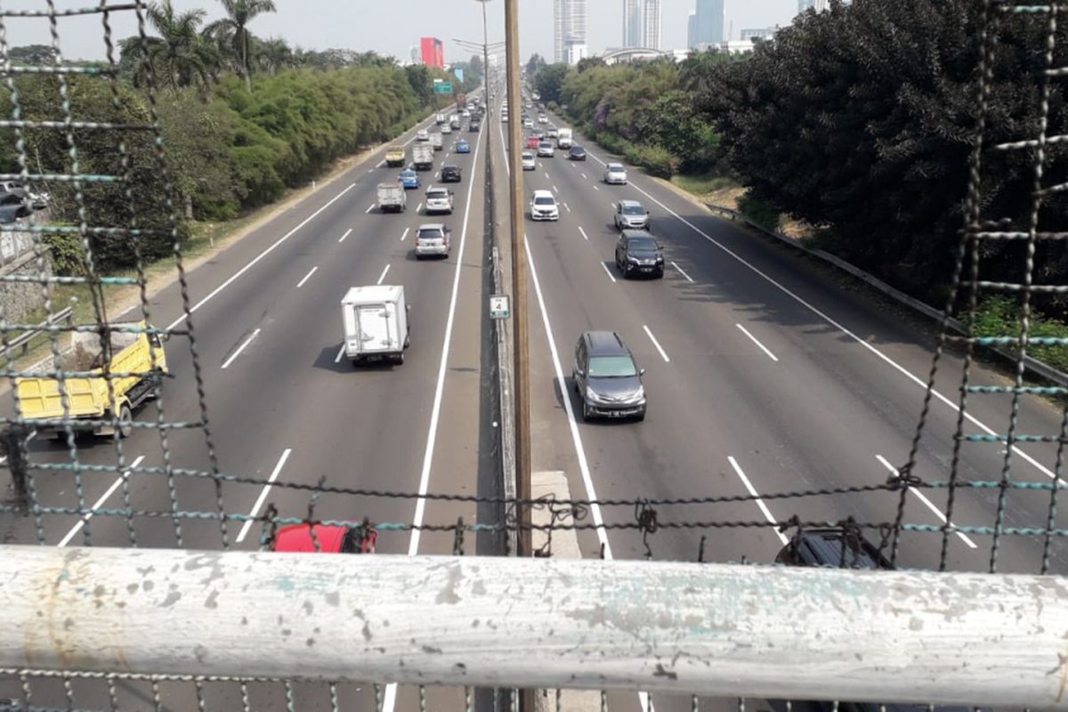 Jalan layang Jalan Pesanggrahan, Kembangan, Jakarta Barat menjadi lokasi pelemparan batu yang dilakukan MR (40) terhadap pengguna jalan tol Jorr pada Senin (16/7/2018).