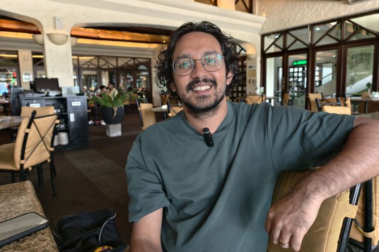 Produser film papan atas, Amrit Punjabi, berpose saat ditemui Kompas.com di Sentul pada Kamis (25/9/2025). Amrit Punjabi kini menjadi salah satu sosok yang mempopulerkan olahraga Footgolf di Jakarta.