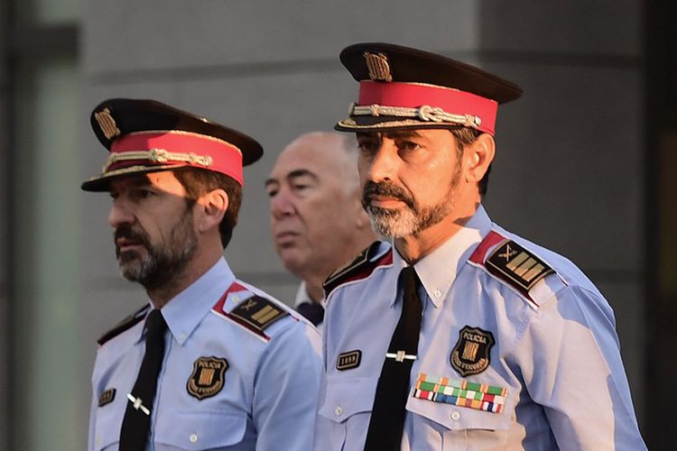 Josep Luis Trapero (kanan), Kepala Polisi Catalonia yang menjadi tersangka dalam kasus hasutan, tiba di Pengadilan Tinggi di Madrid, Jumat (6/10/2017).  
 