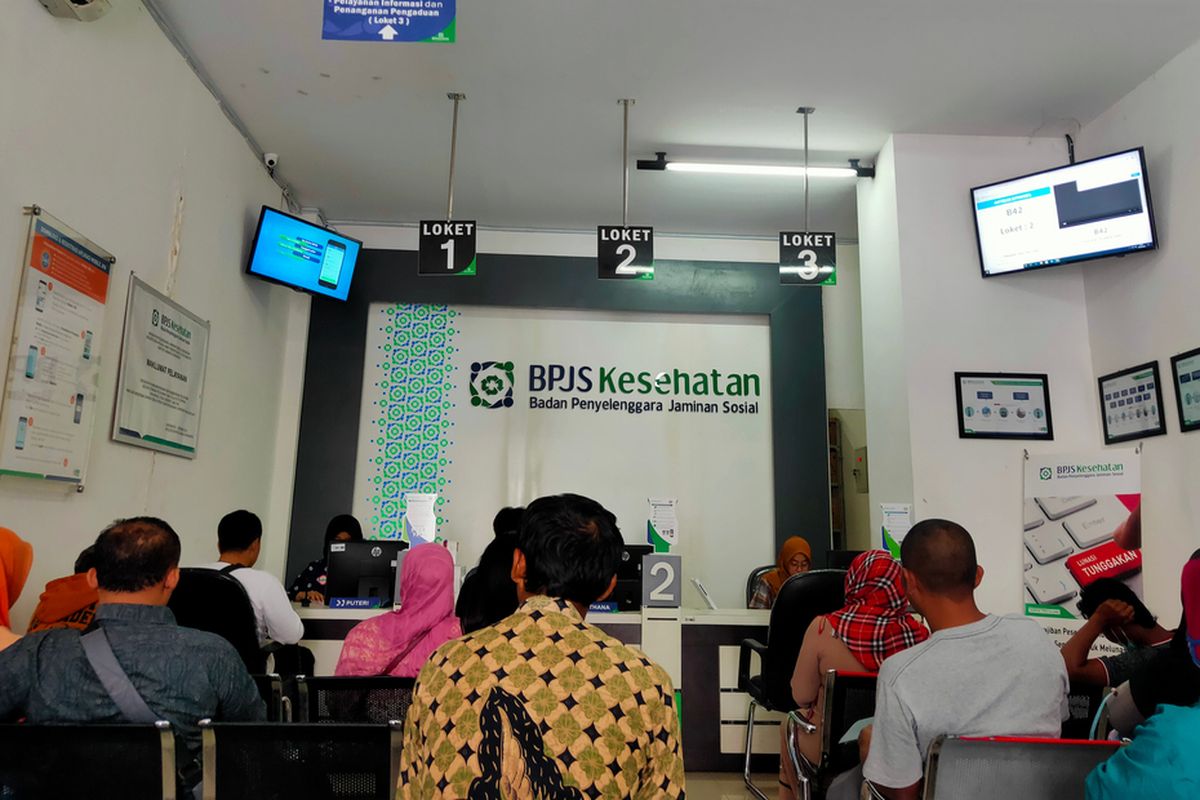 Ilustrasi warga mengantre layanan BPJS Kesehatan