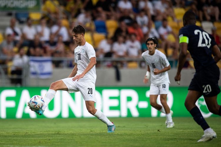 Penyerang timnas Israel, Ahmad Ibrahim, mengontrol bola pada laga semifinal Piala Eropa U19 melawan Perancis di DAC Arena in Dunajska Streda, Slovakia, pada 28 Juni 2022.