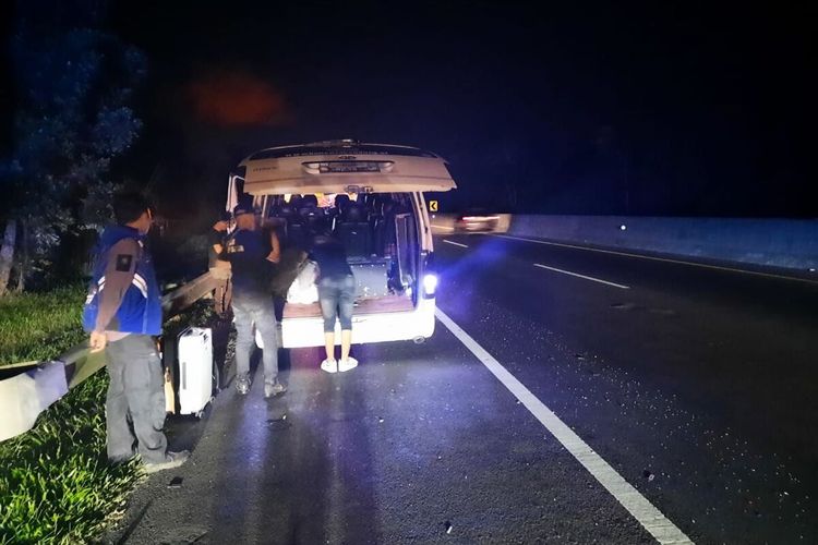 Penampakan kendaraan yang ditumpangi Charly Van Houten yang mengalami kecelakaan di Tol Cipularang.