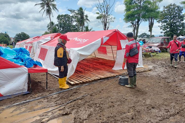 Pemasangan palet dilakukan di beberapa posko pengungsian gempa Cianjur.