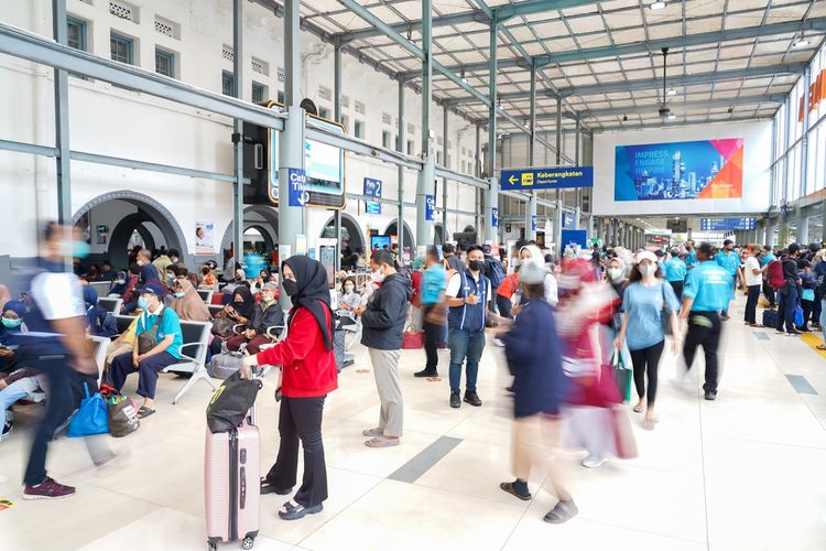 Para Penumpang Kereta Api Sedang Berada di Stasiun