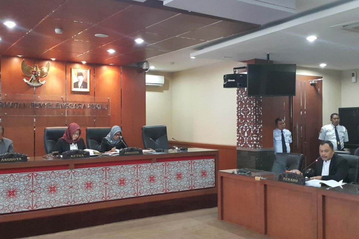 Sidang DKPP terkait dilaporkannya Ketua KPU Jakarta Utara Abdul Muin yang diduga tidak mendirikan TPS sesuai putusan Komisi Informasi Publik. Sidang digelar di ruang sidang kantor DKPP, Jakarta Pusat, Rabu (15/3/2017).