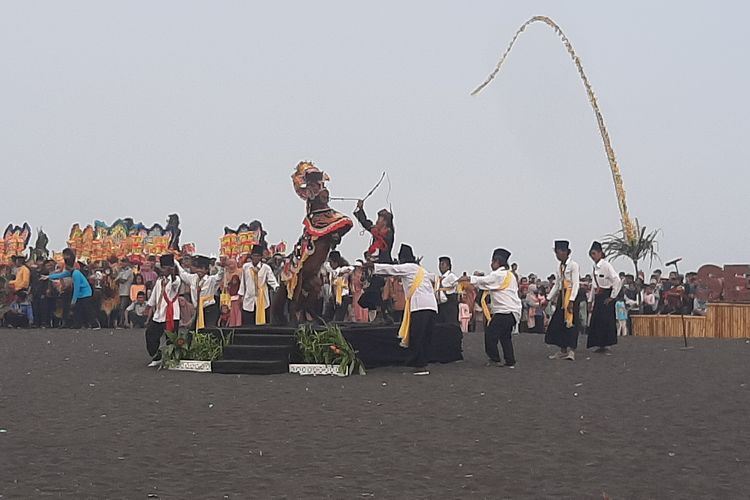 Penampilan jaran kencak dalam Segoro Topeng Kaliwungu di Pantai Watu Pecak Lumajang