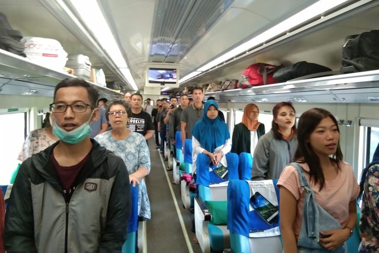 Nampak penumpang kereta api Ranggajati berdiri menyanyikan bersama Lagu Indonesia Raya menjelang detik-detik proklamasi HUT Kemerdekaan RI Ke-74, Sabtu ( 17/8/2019) pagi.