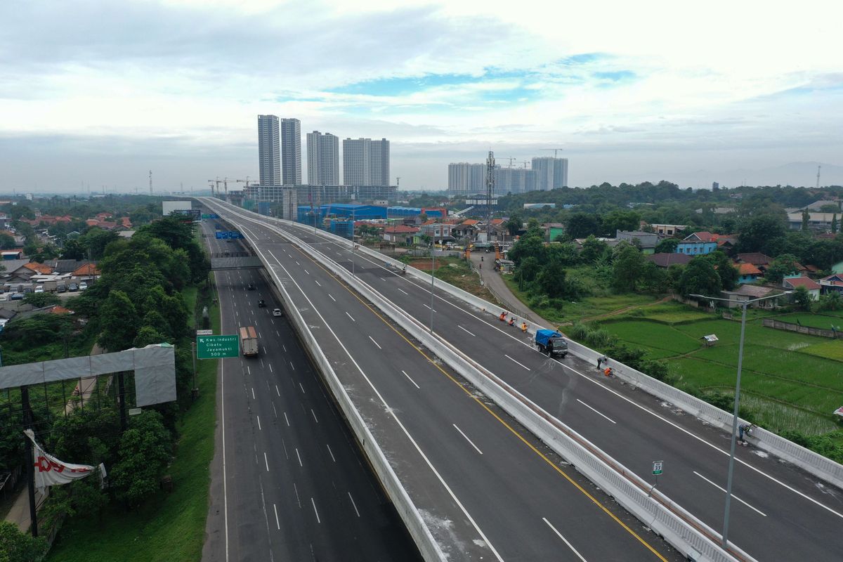 Jalan Tol Layang Jakarta - Cikampek tampak sepi setelah ditutup pada kedua arah, Sabtu (2/5/2020). Penutupan Jalan Tol Layang Jakarta - Cikampek dilakukan untuk mencegah penyebaran virus Covid-19 selama masa mudik Idul Fitri 1441 H.