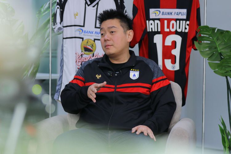 Manajer Persipura Jayapura Owen Rahadiyan saat diwawancara Kompas.com dalam program Sporty di Menara Kompas, Palmerah, Jakarta Pusat, Kamis (26/2/2026).