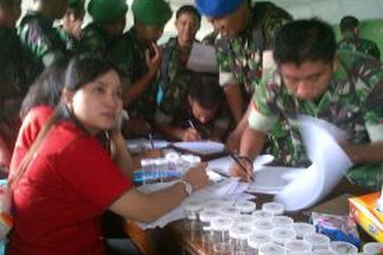 Sejumlah tentara di Kabupaten Bone, Sulawesi Selatan tengah antre di hadapan petugas Badan Narkotika Negara (BNN) saat menjalani tes urine mendadak. Kamis, (29/08/2013).
