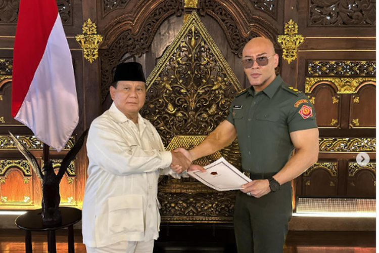 Deddy Corbuzier mendapat anugerah pangkat Letnan Kolonel Tituler TNI AD