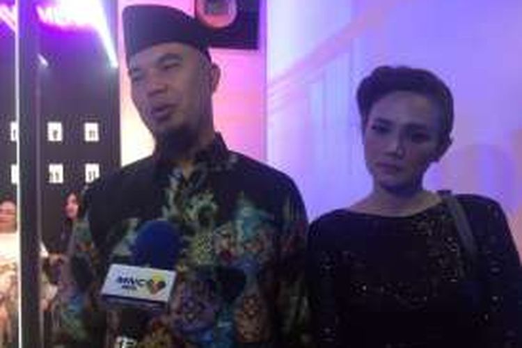 Artis musik Ahmad Dhani dan istrinya, penyanyi Mulan Jameela, menghadiri acara Jakarta Fashion Week (JFW) 2016, di pelataran Senayan City, Jakarta Pusat, Selasa (25/10/2016) malam. Kedatangan Dhani dan Mulan adalah untuk memenuhi undangan dari perancang busana kebaya Anne Avantie.