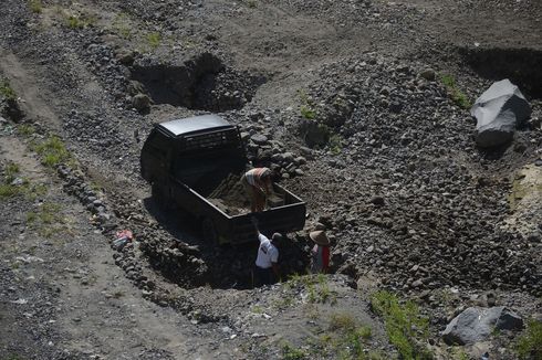 Kisah Buruh Tambang Pasir Merapi yang Ngalap Berkah di Tengah Gemuruh Erupsi: “Ben Keluarga Iso Mangan”