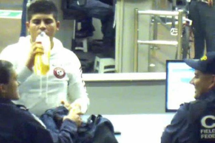 Cruz Velazquez (16) terlihat tengah menenggak botol berisi cairan kuning yang berisi sabu cair di hadapan dua petugas penjaga perbatasan AS-Meksiko.