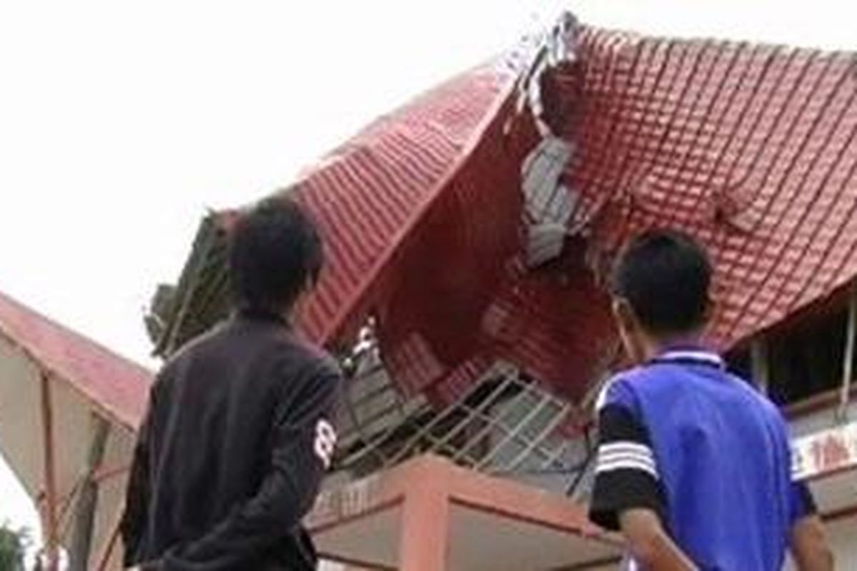 Gedung DPRD Mamasa yang baru beberapa tahun dipergunakan ambruk diterjang angin kencang Rabu kemarin. 