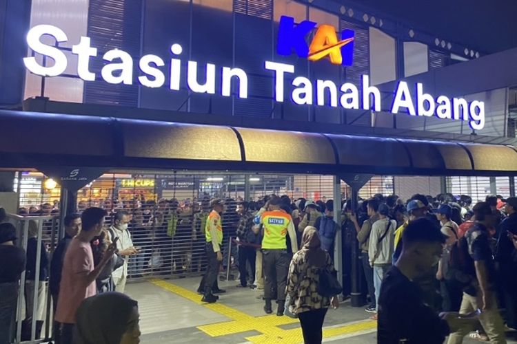 Penumpukan penumpang kereta rel listrik (KRL) terjadi di Stasiun Tanah Abang, Jakarta Pusat, pada Jumat (1/3/2024) malam. 