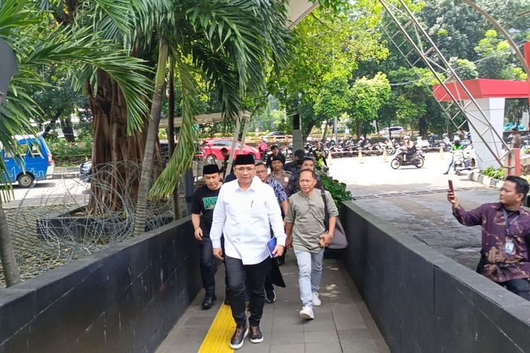 Mantan Menteri Agama Yaqut Cholil Qoumas atau akrab disapa Gus Yaqut tiba di Gedung Komisi Pemberantasan Korupsi (KPK) Merah Putih, Jakarta, Jumat (30/1/2026).   Kehadirannya ini untuk menjalani pemeriksaan sebagai saksi atas kasus dugaan korupsi kuota haji 2023-2024.