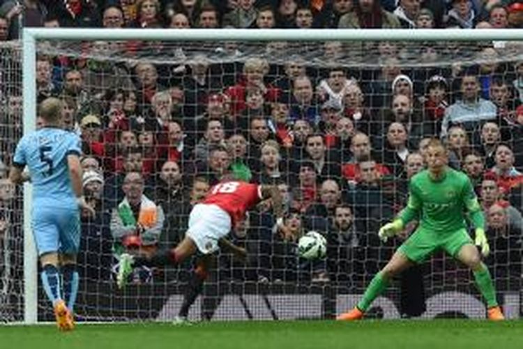 Salah satu aksi pemain Manchester United Ashley Young (tengah) pada pertandingan Premier League melawan Manchester City, di Old Trafford, Minggu (12/4/2015). Young mencetak satu gol dan dua assist pada pertandingan yang dimenangi MU 4-1 itu.