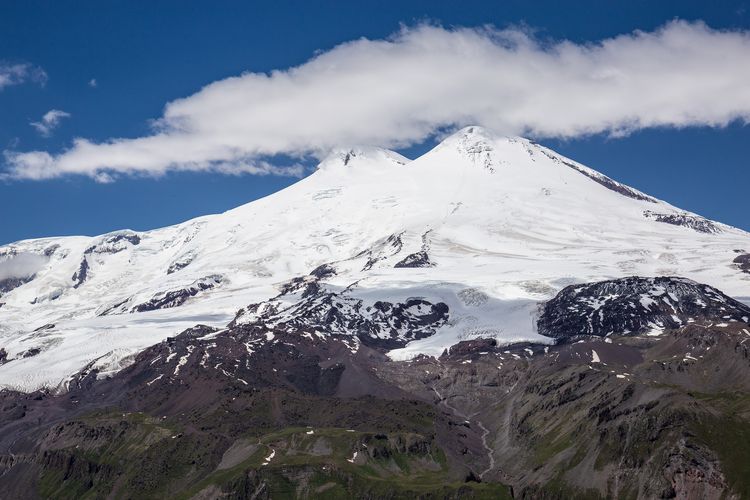 Gunung Elbrus di Rusia. Putri dan Agi sebelumnya sama-sama pernah mendaki Elbrus.