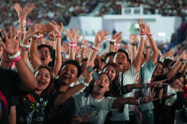 Antusiasme penggemar Coldplay saat menonton konser Music of the Spheres World Tour, di Stadion Utama Gelora Bung Karno, Jakarta, Rabu (15/11/2023). Dalam penampilannya Coldplay membawakan sejumlah lagu hits mereka seperti Higher Power, Paradise, Viva La Vida, hingga Everglow.