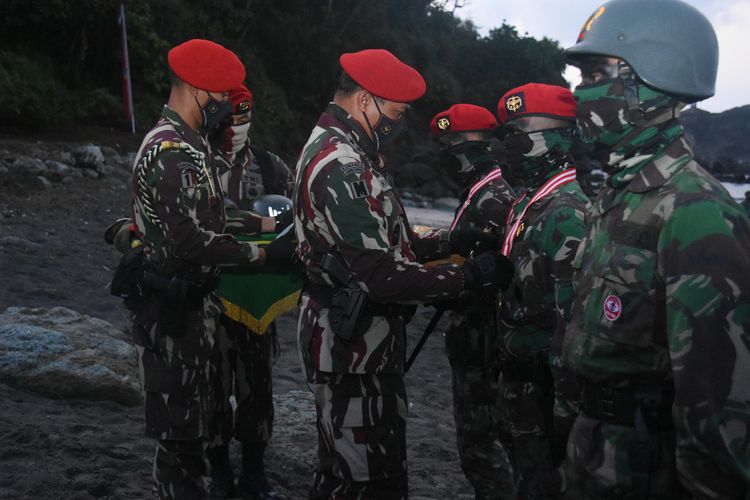 Komandan Jenderal Komando Pasukan Khusus (Danjen Kopassus) Mayjen TNI Mohamad Hasan memimpin upacara penutupan  Pendidikan prajurit komando angkatan 105 tahun 2021 di Pantai Permisan, Cilacap, Jawa Tengah, Rabu (18/8/2021). 